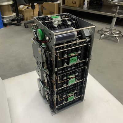 Μοντέλο συσκευής παροχής μετρητών NCR CDM-4000 CDM-4000C3 συσκευή παροχής με 3 κασέτες και 1 κουτί απόρριψης ΑΤΜ CRM Κιόσκι αυτοεξυπηρέτηση Μέρος μηχανής